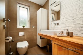 020 4959 30 split center penthouse with open sea view for rent