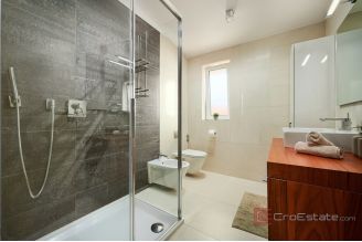 020 4959 30 split center penthouse with open sea view for rent