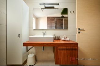 020 4959 30 split center penthouse with open sea view for rent