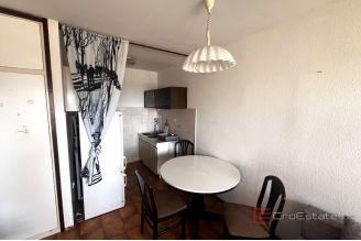 007 2048 48 Split Two bedroom apartment in an excellent location for rent