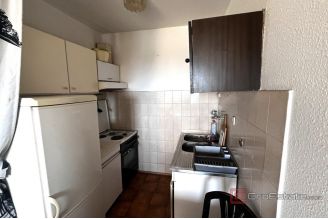 007 2048 48 Split Two bedroom apartment in an excellent location for rent