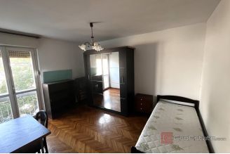 007 2048 48 Split Two bedroom apartment in an excellent location for rent