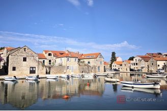014 2051 26 island hvar apartment in the center of town with parking for sale