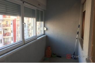 008 1026 13 Zagreb Comfortable apartment with a loggia for sale