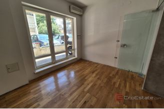 005 2016 668 Split Business premises in a recognizable location for rent