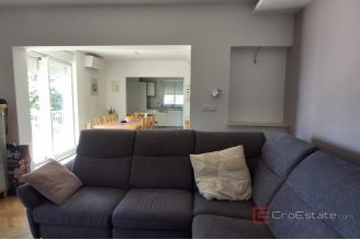 009 2031 198 Split Skrape Three bedroom apartment ewith garage for sale