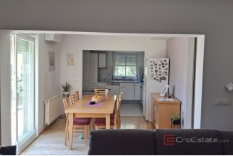 009 2031 198 Split Skrape Three bedroom apartment ewith garage for sale