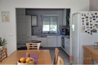 009 2031 198 Split Skrape Three bedroom apartment ewith garage for sale