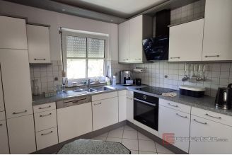 009 2031 198 Split Skrape Three bedroom apartment ewith garage for sale