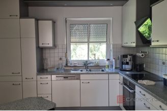 009 2031 198 Split Skrape Three bedroom apartment ewith garage for sale