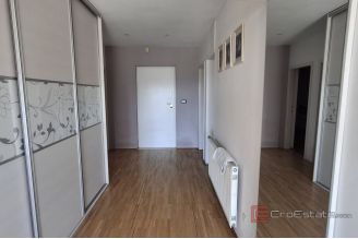009 2031 198 Split Skrape Three bedroom apartment ewith garage for sale