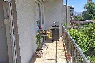 009 2031 198 Split Skrape Three bedroom apartment ewith garage for sale