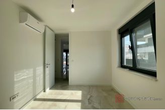 015 1021 24 Krk Modern apartment with a garden for sale