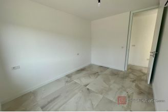 015 1021 24 Krk Modern apartment with a garden for sale