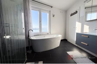 015 1021 31 Krk House by the sea for sale