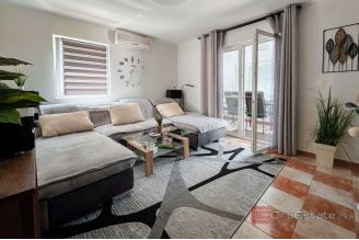 014 2043 179 Pakostane Three bedroom apartment with parking for sale