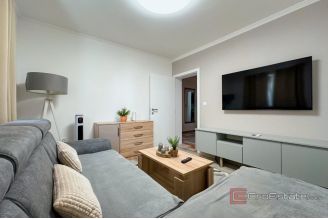 014 2043 179 Pakostane Three bedroom apartment with parking for sale
