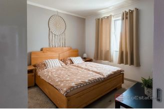 014 2043 179 Pakostane Three bedroom apartment with parking for sale