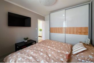 014 2043 179 Pakostane Three bedroom apartment with parking for sale