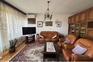 013 2035 259 Split Bacvice Spacious three bedroom apartment for long term rent