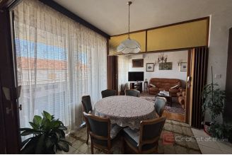 013 2035 259 Split Bacvice Spacious three bedroom apartment for long term rent