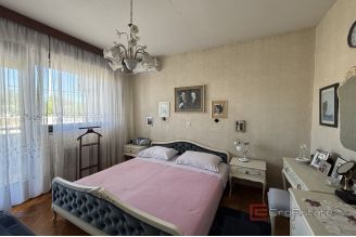 013 2035 259 Split Bacvice Spacious three bedroom apartment for long term rent