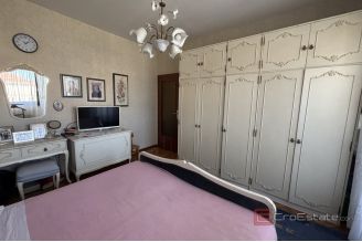 013 2035 259 Split Bacvice Spacious three bedroom apartment for long term rent