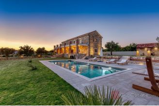 019 1026 15 Zadar Luxurious villa with tennis court for sale