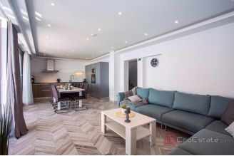 018 2029 107 Omis Villa with pool and sea view for sale