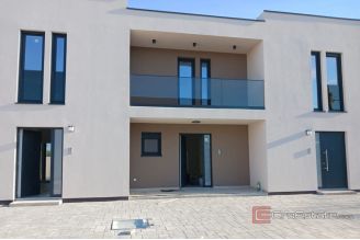 007 5403 30 Zadar Modern two storey apartment with pool for sale