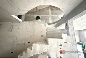 007 2049 55 Omis Detacher roh bau house for sale