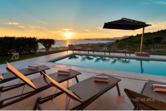 020 2022 466 Podstrana Elegant villa with pool and sea view for sale