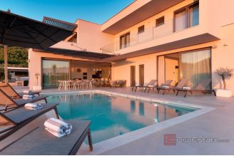 020 2022 466 Podstrana Elegant villa with pool and sea view for sale