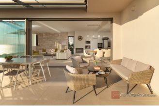 020 2022 466 Podstrana Elegant villa with pool and sea view for sale