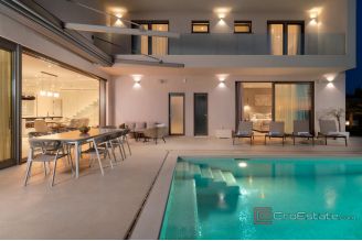 020 2022 466 Podstrana Elegant villa with pool and sea view for sale