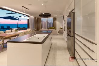 020 2022 466 Podstrana Elegant villa with pool and sea view for sale