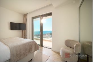 020 2022 466 Podstrana Elegant villa with pool and sea view for sale