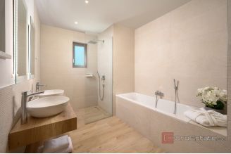 020 2022 466 Podstrana Elegant villa with pool and sea view for sale