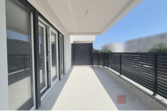 008 2047 91 Makarska Apartment in a newq building with garden and parking space for sale