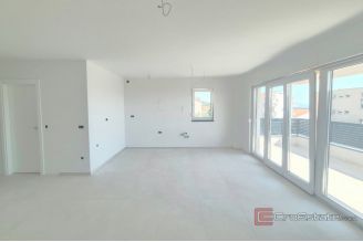 007 2047 93 Makarska Two bedroom apartment with garage for sale