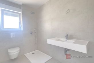 007 2047 93 Makarska Two bedroom apartment with garage for sale