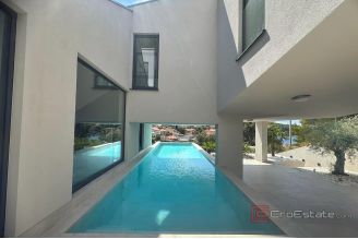 007 5411 30 Korcula Modern designer villa with pool and a sea view for sale