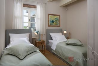 019 1026 19 Rovinj villa with pool and sports fields for sale