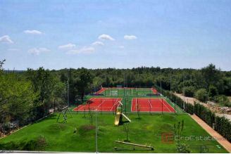 019 1026 19 Rovinj villa with pool and sports fields for sale