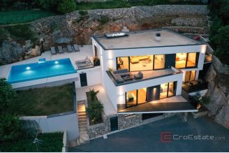001 1024 41 Opatija Villa with pool and view of the bay for sale