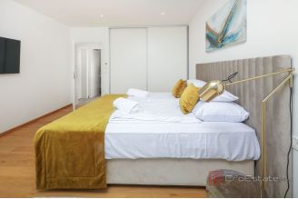 020 1024 41 Opatija Villa with pool and view of the bay for sale