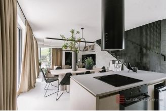 020 2043 180 Modern house with pool for rent