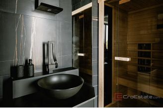 020 2043 180 Modern house with pool for rent