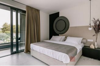 020 2043 180 Modern house with pool for rent