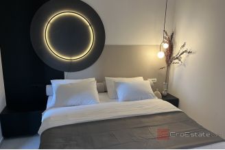 020 2043 180 Modern house with pool for rent